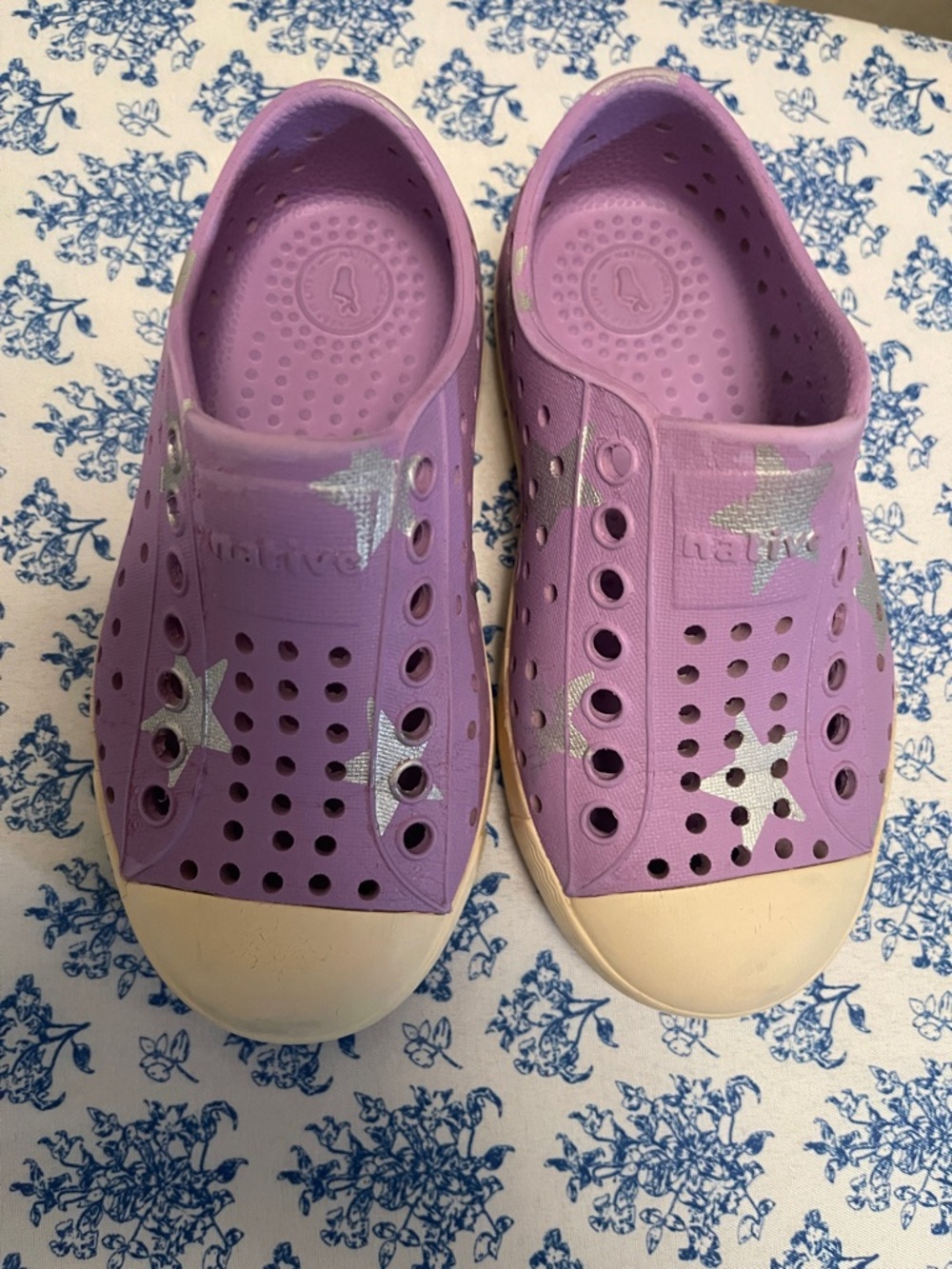 Size 7 Native Kids Slip-On Water Shoes in Lavender with Silver Stars